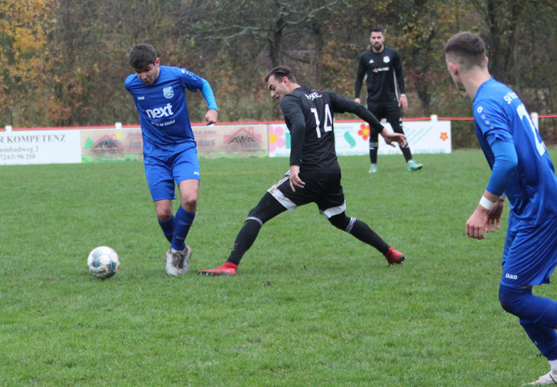 Steffen Baumgartner (li.) am Ball
