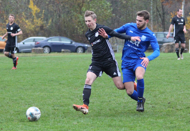 Marvin Bayer (re.) im Laufduell mit einem Neckarbischofsheimer Gegenspieler