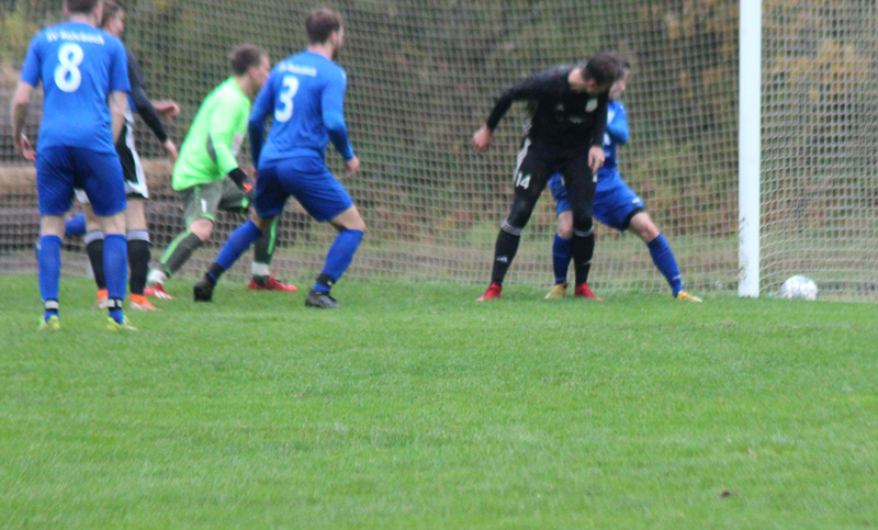 Beim 1:1-Ausgleich für Neckarbischofsheim sahen die Rohrbacher den Torschützen (Nr. 14) im Abseits