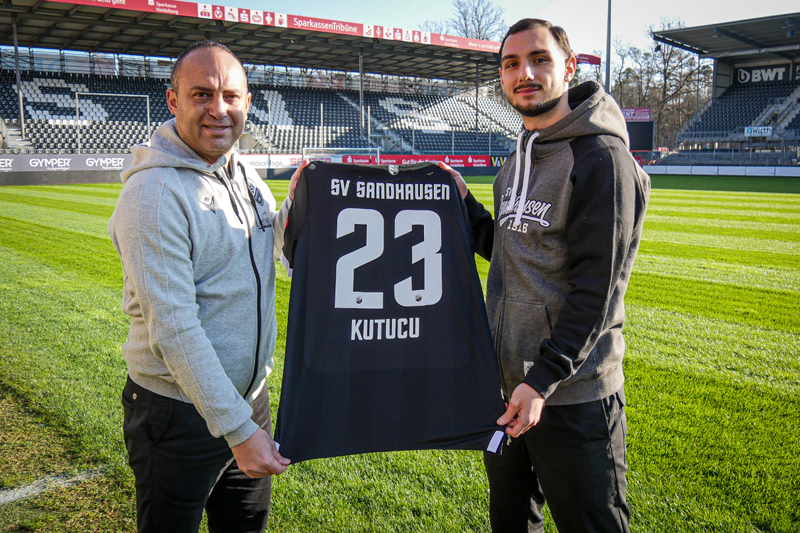 Mikayil Kabaca (Sportlicher Leiter) mit SVS-Neuzugang Ahmed Kutucu (re.)