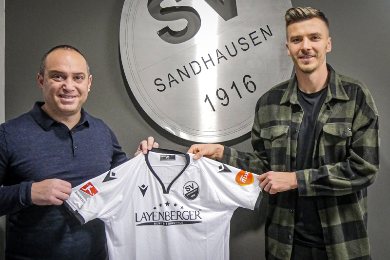 Mikayil Kabaca präsentiert den nächsten Neuzugang Maurice Deville (re.)