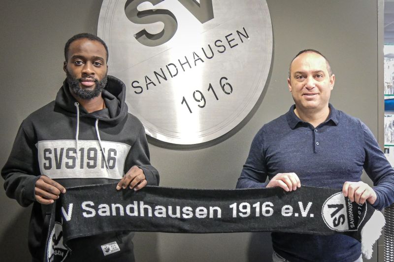 Sandhausens Sportlicher Leiter Mikayil Kabaca (re.) präsentiert Neuzugang Erich Berko