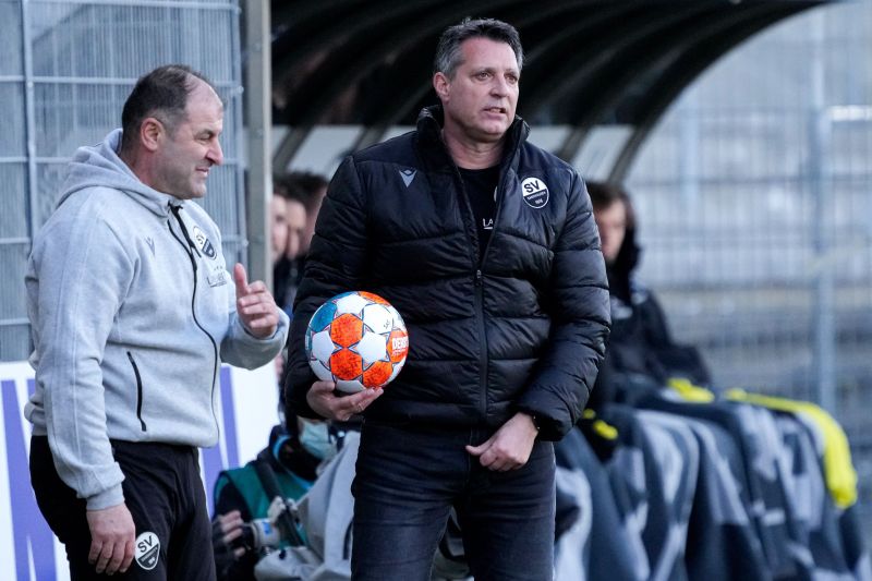 Sandhausens Cheftrainer Alois Schwartz (re.) und Co-Trainer Dimitrios Moutas wollen in Heidenheim den positiven Trend fortsetzen und weiter punkten