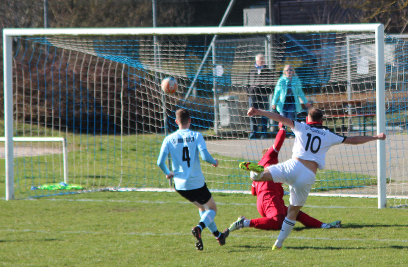 Waldangellochs Andre Teufel (Nr. 10) trifft zur 2:0-Führung
