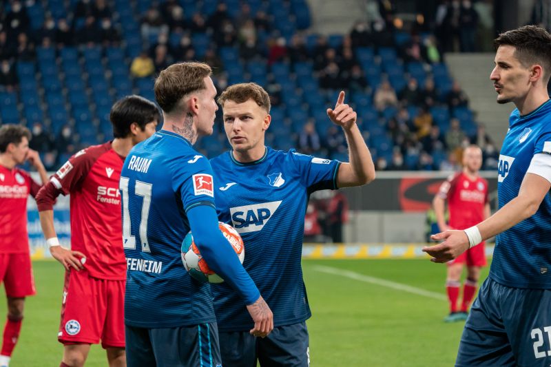 Dennis Geiger zeigte Mitspieler David Raum an, wohin der weitere Weg der TSG Hoffenheim führen soll. Rechts: Kapitän Benjamin Hübner