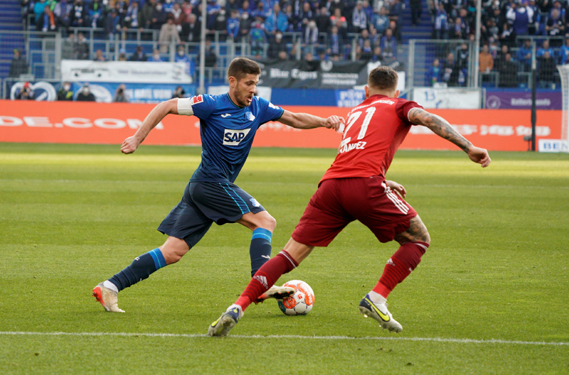 Kramaric (li.) im Duell mit Bayerns Hernandez