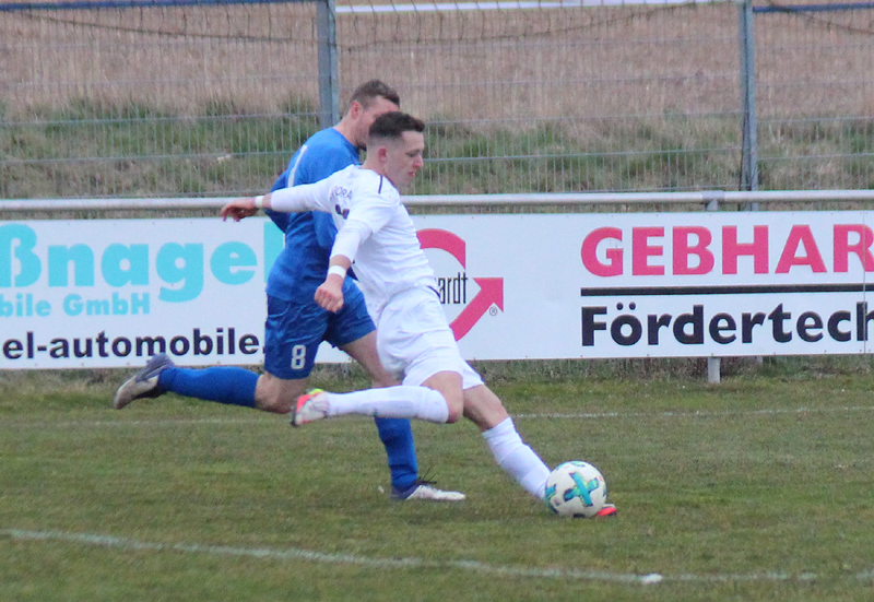 Dennis Bauer beim Flanken