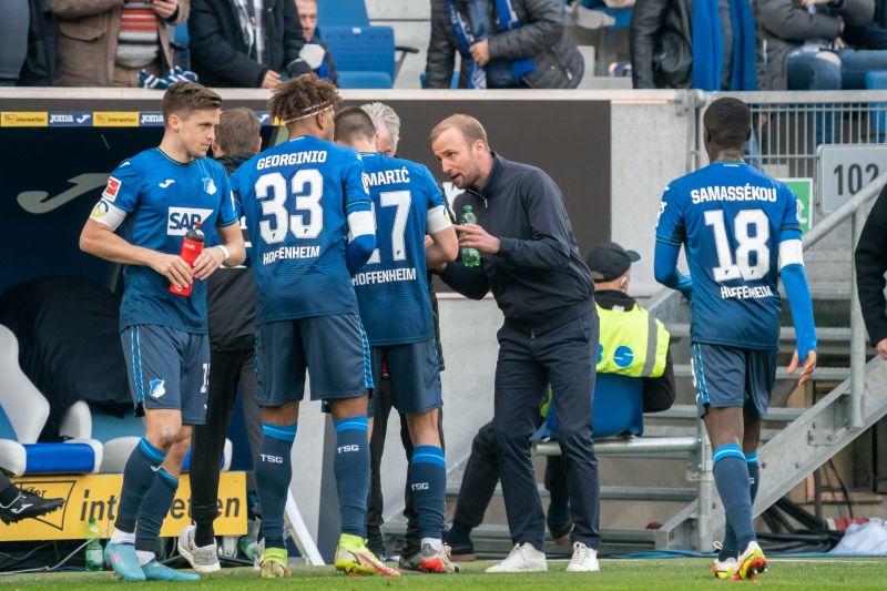 TSG-Trainer Sebastian Hoeneß (2. v. r.) im Dialog mit seinen Spielern