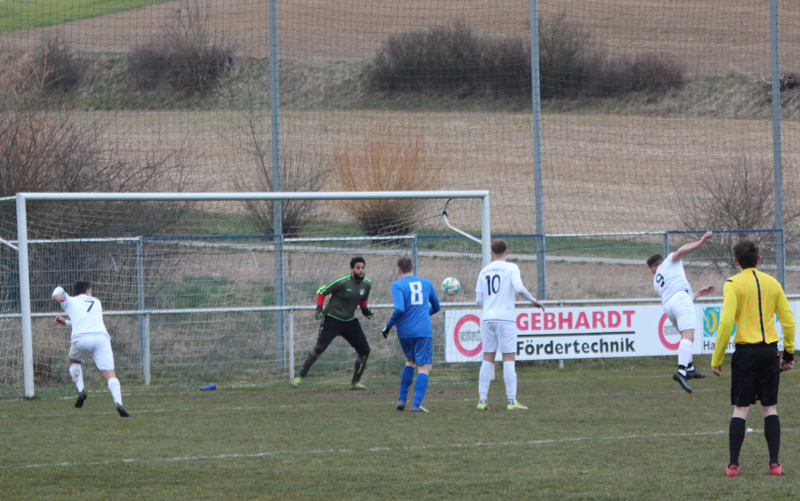 Roth (Nr. 9) köpft in der Nachspielzeit den 3:2-Siegtreffer für den SV Rohrbach/S.