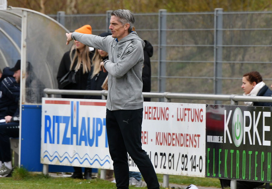 Rohrbachs Trainer Joachim Heger gibt seiner Mannschaft die Richtung vor