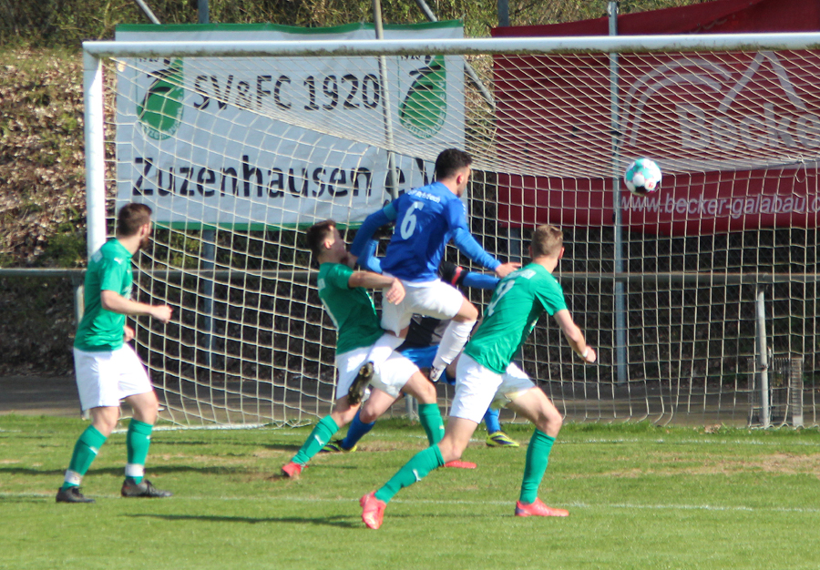 Matteo Francesca (Nr. 6) bringt den SV Rohrbach/S. aus kurzer Distanz 2:0 in Führung