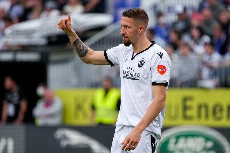 Bachmann zeigt an, wohin es beim Saisonfinale möglichst noch gehen soll