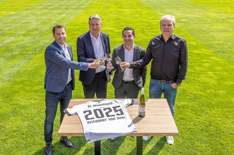 Von links: Martin Pagels (SVS-Teamleiter Infront Germany), SVS-Präsident Jürgen Machmeier, Dennis Geller (Geschäftsführer Weingut Reichsrat von Buhl) und Volker Piegsa (Geschäftsführer SVS)