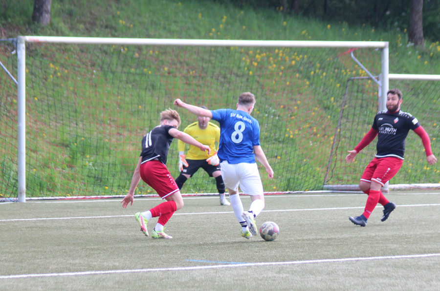 Rohrbachs Vogt (Nr. 8) beim Torabschluss. Der Stürmer traf beim 4:4 in Eppingen gleich vier Mal ins VfB-Tor.