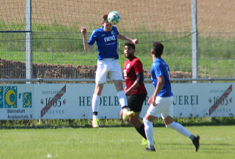 Hartwich klärt per Kopfball einen gegnerischen Angriff