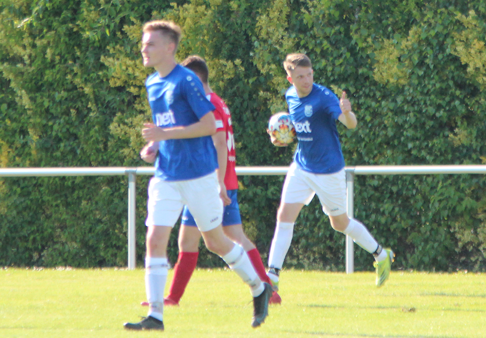 Christian Vogt (re.) erzielte in Obergimpern zwei Treffer und holte sich dadurch die Torjägerkanone in der Kreisliga