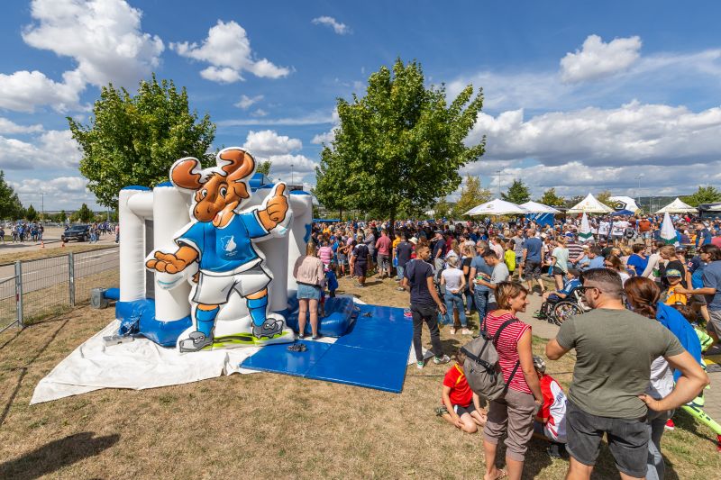 Buntes Rahmenprogramm vor dem Stadion