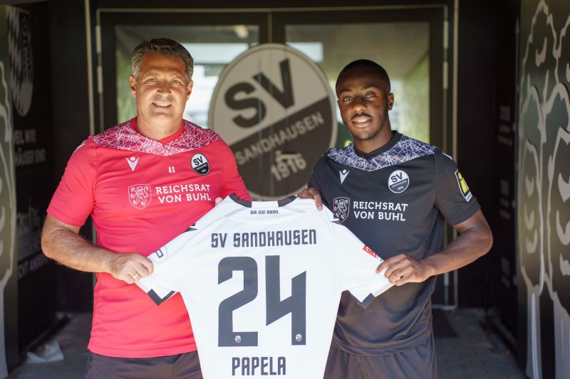 SVS-Trainer Alois Schwartz präsentiert Neuzugang Merveille Papela