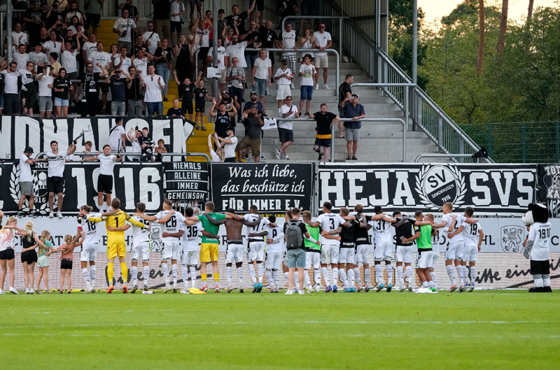 Mannschaft und Fans feiern den zweiten Heimsieg