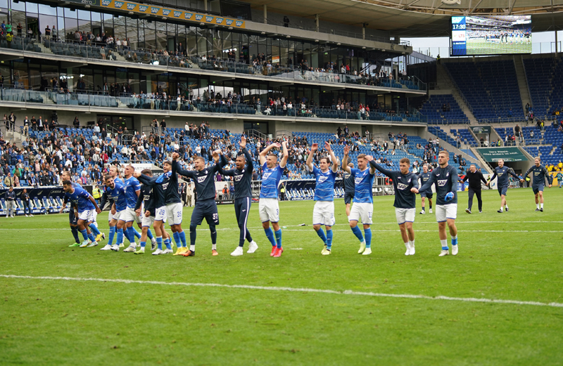 Spieler und Fans feiern den dritten Saisonheimsieg