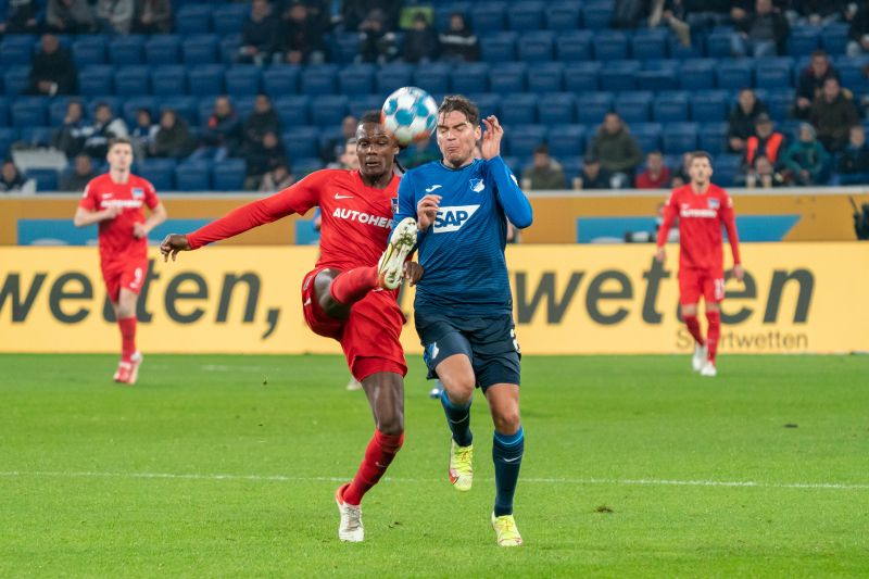 Hoffenheims Robert Skov setzt sich entschlossen gegen seinen Berliner Gegenspieler durch
