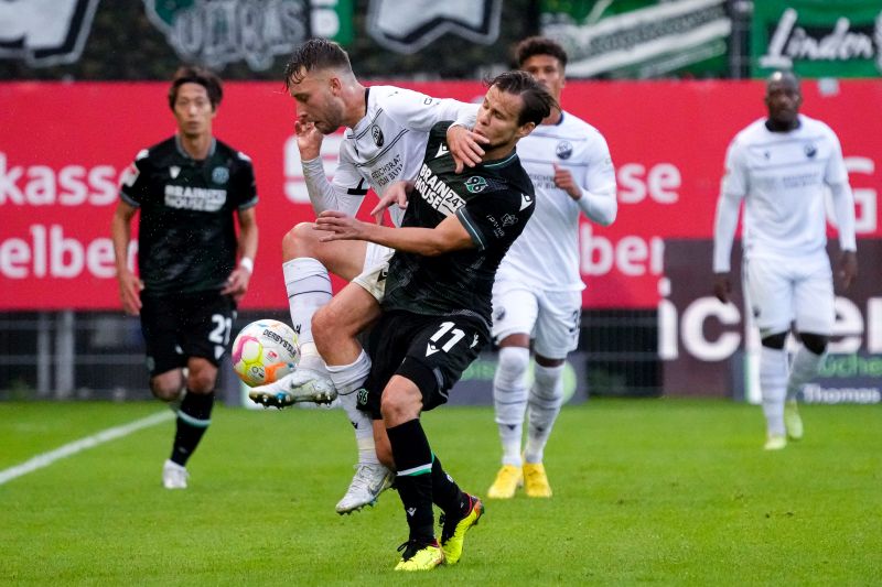 Sandhausens Tom Trybull setzt sich im Zweikampf gegen Hannovers Louis Schaub energisch durch