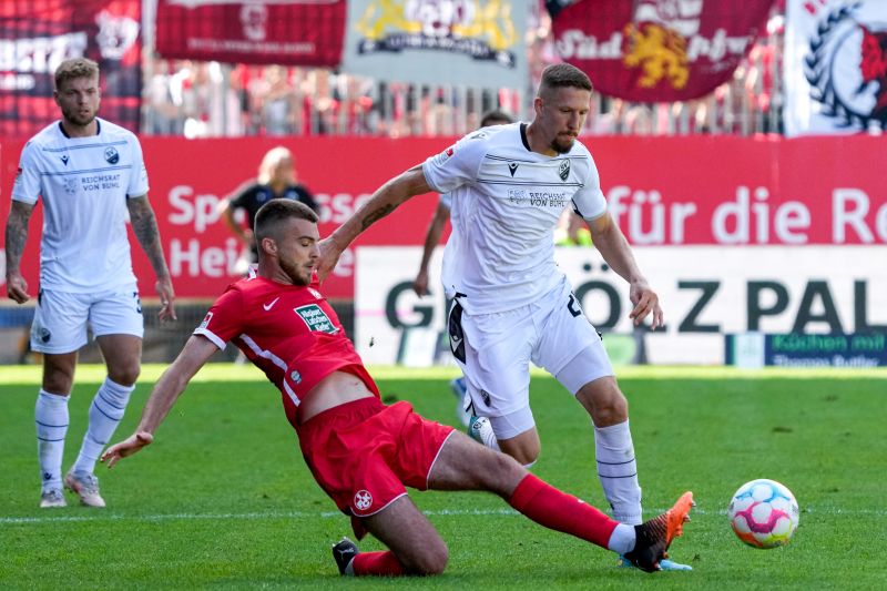 Sandhausens Bachmann (re.) setzt sich energisch gegen seinen Gegenspieler durch.