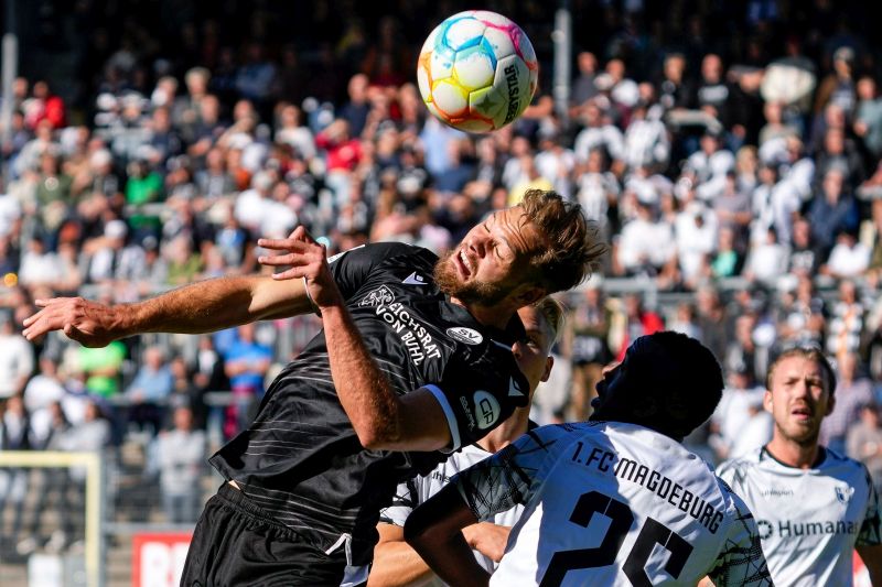 Matej Pulkrab (li.) beim Kopfballduell mit Magdeburgs Silas Gnaka