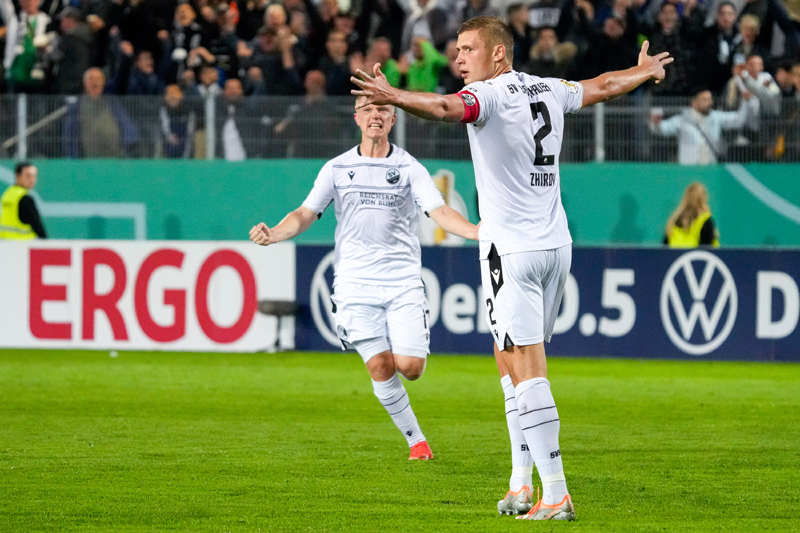 Zhirov lässt sich für seinen Treffer gegen den KSC feiern