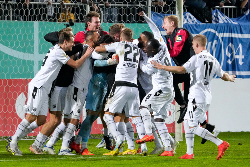 Ausgelassene Freude beim SV Sandhausen nach dem Sieg im Elfmeterschießen über den KSC