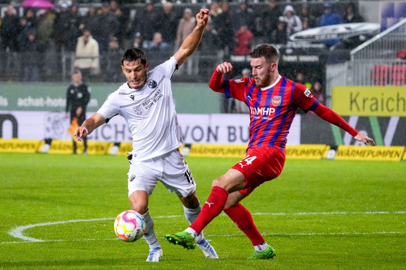 Bashkim Ajdini (li.) im Duell mit Heidenheims Christian Kühlwetter