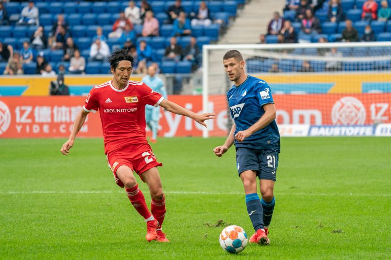 Andre Kramaric (re.) im Laufduell mit Unions Genki Haraguchi