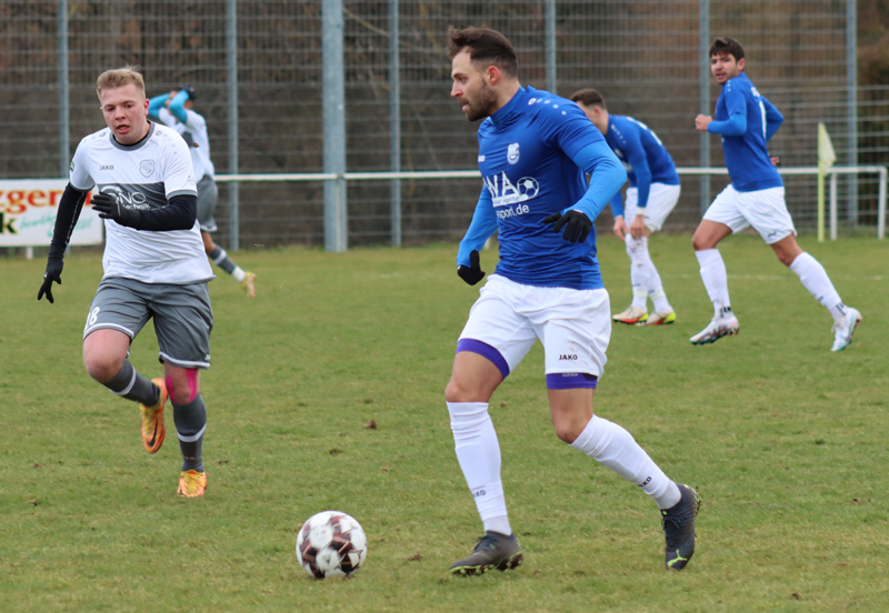 Heinlein beim Spielaufbau