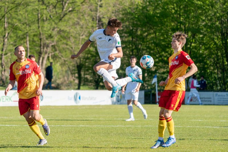 Bischof (Mitte) im April 2022 im Spiel gegen den KSC