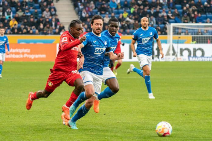 Thomas Delaney im Laufduell mit Leverkusens Jeremie Frimpong