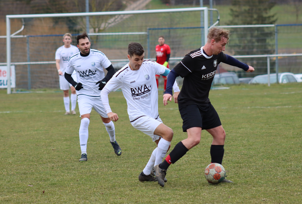 SV-Kapitän Authenrieth im Duell mit Waibstadts Brenner (re.)