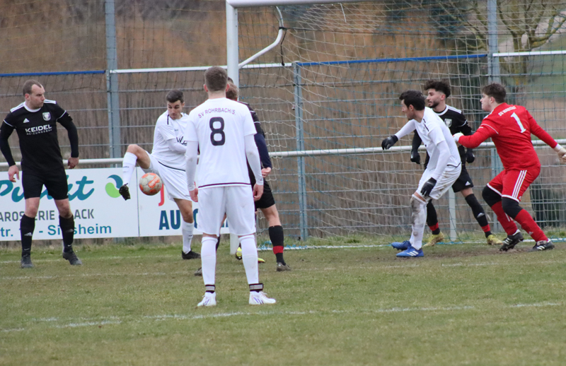 Authenrieth (li.) trift aus der Drehung zum 1:2-Anschlusstreffer