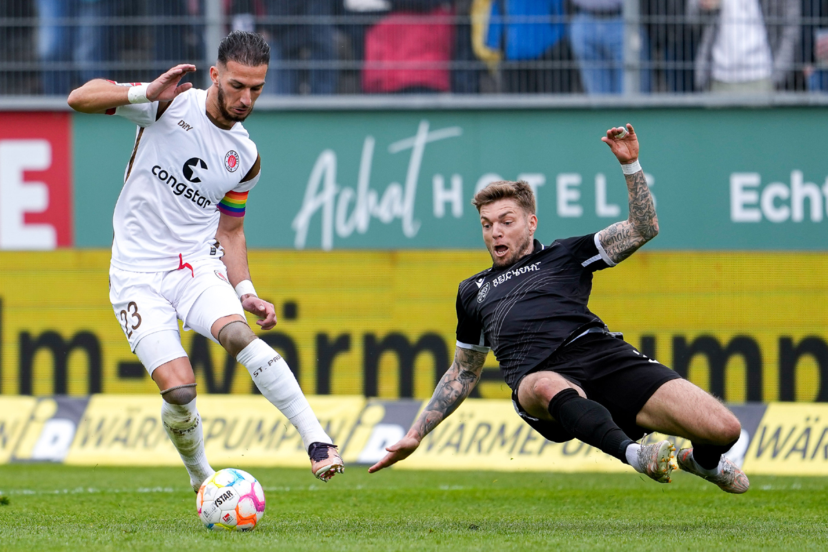 Leart Paqarada (li.) im Duell mit Sandhausens Alexander Esswein
