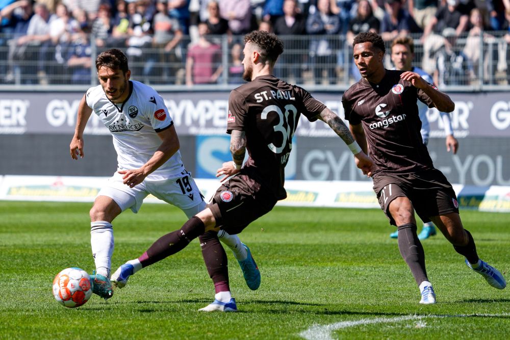 Sandhausens Bashkim Ajdini (li.) im Duell mit den beiden St. Pauli-Spielern Marcel Hartel (Mitte) und Etienne Amenyido