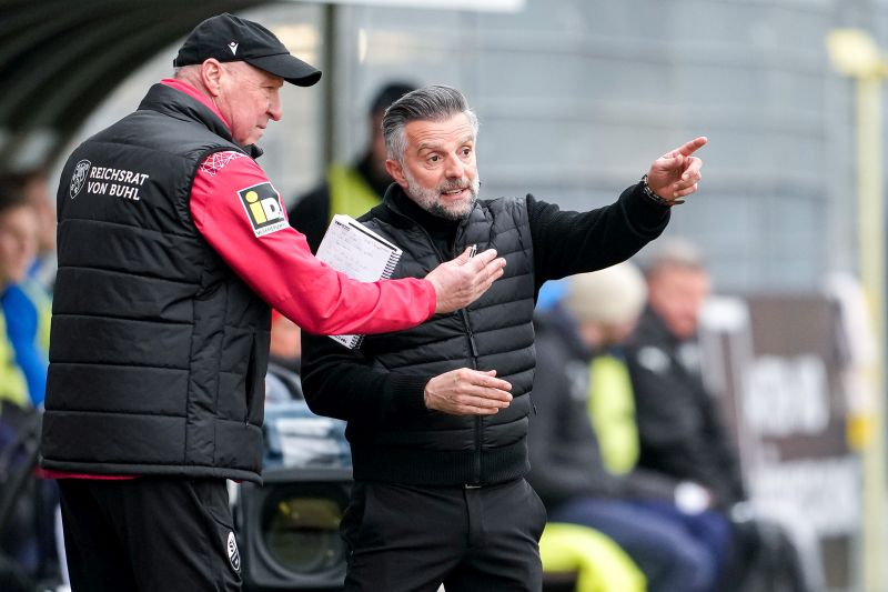 Co-Trainer Gerhard Kleppinger im Gespräch mit Cheftrainer Tomas Oral