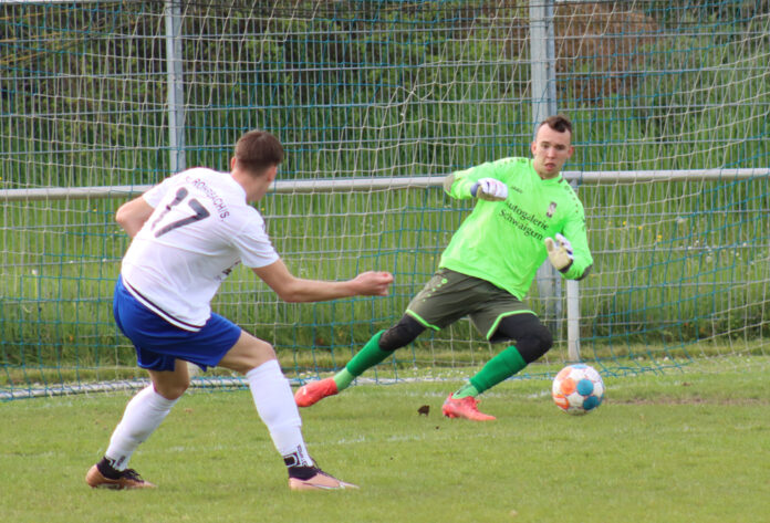 Louis Muth scheitert frei vor FC-Torhüter Pfeil