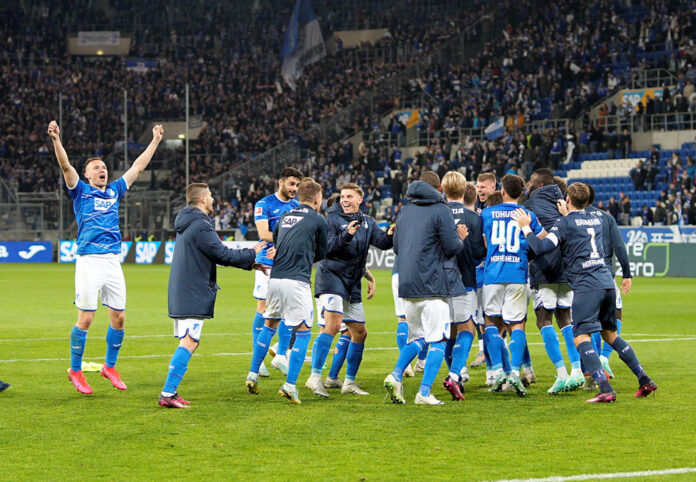 Die TSG-Spieler feiern mit den Fans den dritten Sieg in Folge