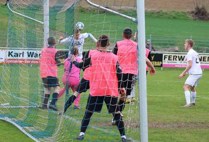 Mit vereinten Kräften verteidigten die Sulzfelder ihren vierten Saisonsieg. Der Kopfball von Lukas Authenrieth geht hier knapp am Tor vorbei.