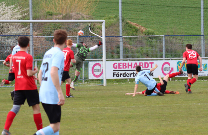 Lukas Authenrieth (Nr. 7) erzielt im Fallen den Treffer des Tages beim 1:0-Erfolg des SVR gegen Neckarbischofsheim