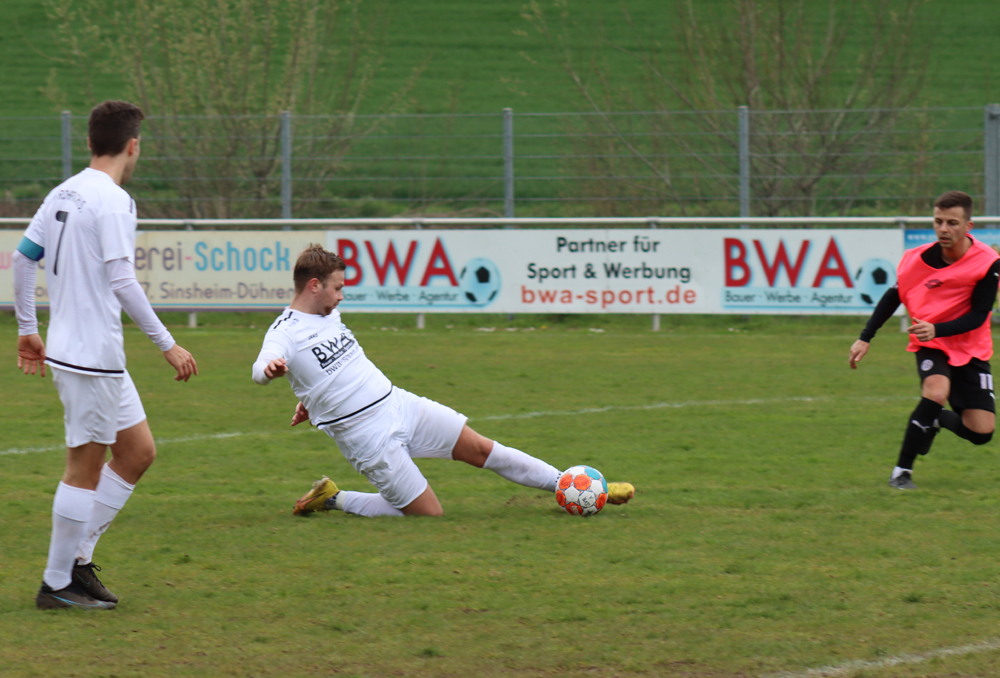 Joscha Rupp bringt mit diesem Treffer im Fallen den SVR auf 1:2 kurz vor der Pause wieder heran
