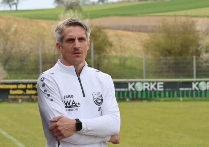 Nachdenklicher Blick bei Joachim Heger. Mit dem bisherigen Abschneiden in der Saison 2022/23 kann der SV-Coach, trotz Pokalfinalteilnahme, nicht zufrieden sein.