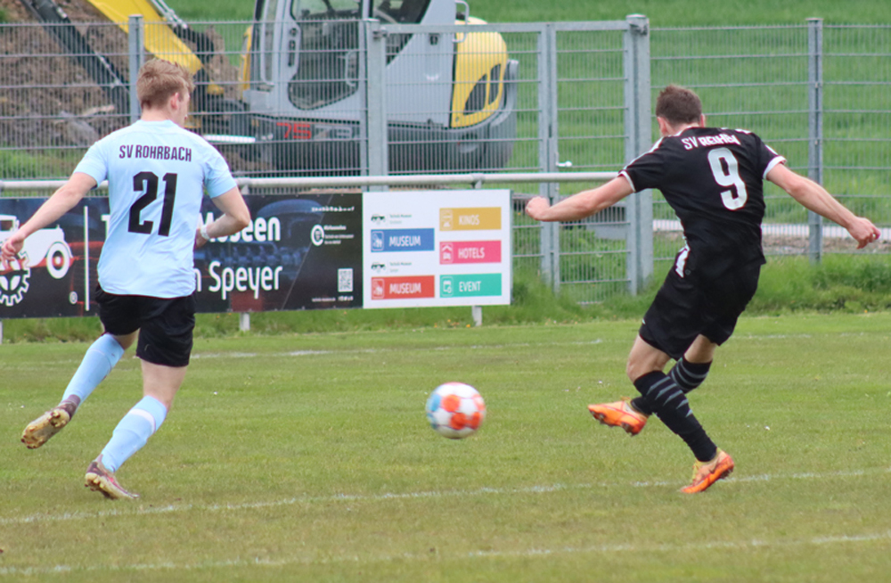 Karolus (re.) trifft für den SV Reihen zum 1:1-Ausgleich