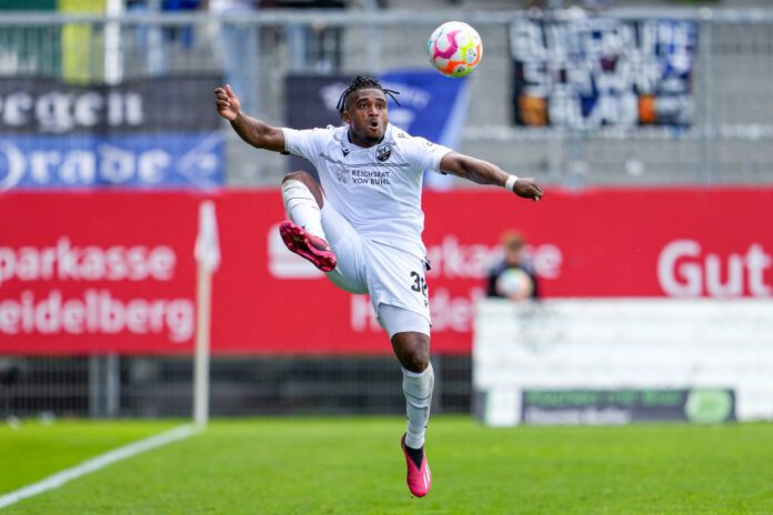 Franck Evina mit perfekter Ballannahme