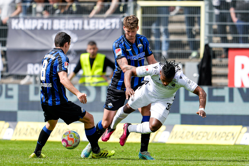 Vereint bringen die beiden Paderborner Ron Schallenberg (li.) und Maximilian Rohr den Sandhäuser Franck Evina zu Fall