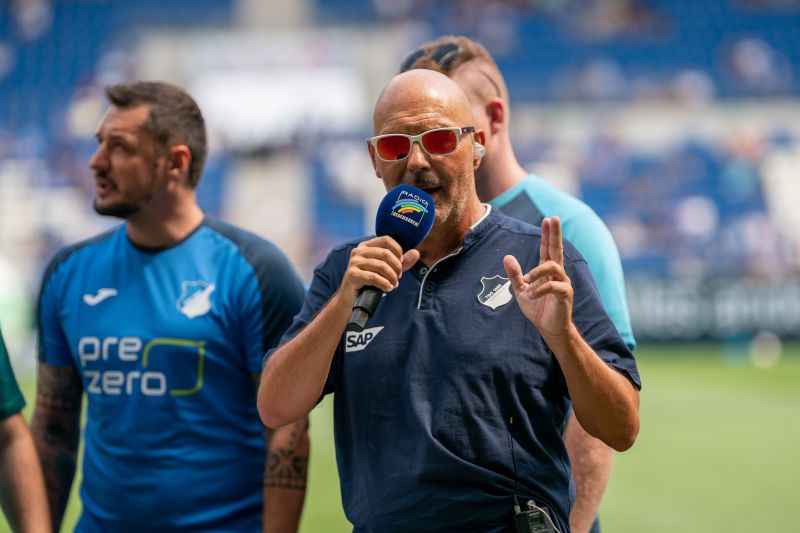 Mike Diehl bei der Moderation auf dem Spielfeld - links Sejad Salihovic